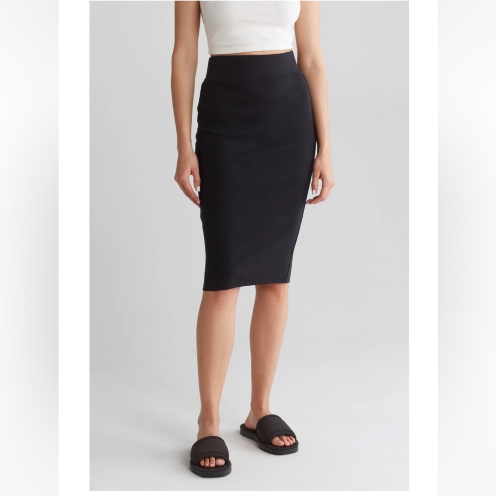 NEW • James Perse • Women’s Ribbed Midi skirt Black
JP 2 (fits like a 4-6